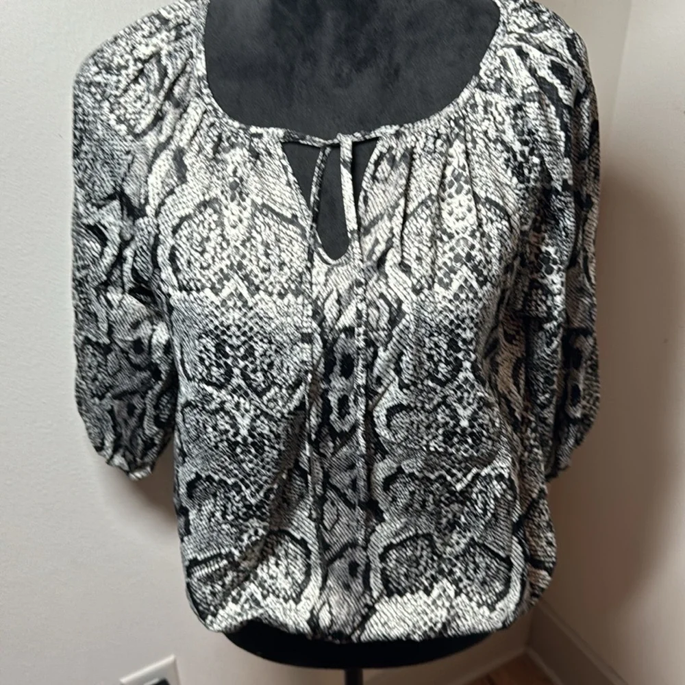 Ellen Tracy snake print split collar ties elastic waist 3/4 sleeves top blouse M